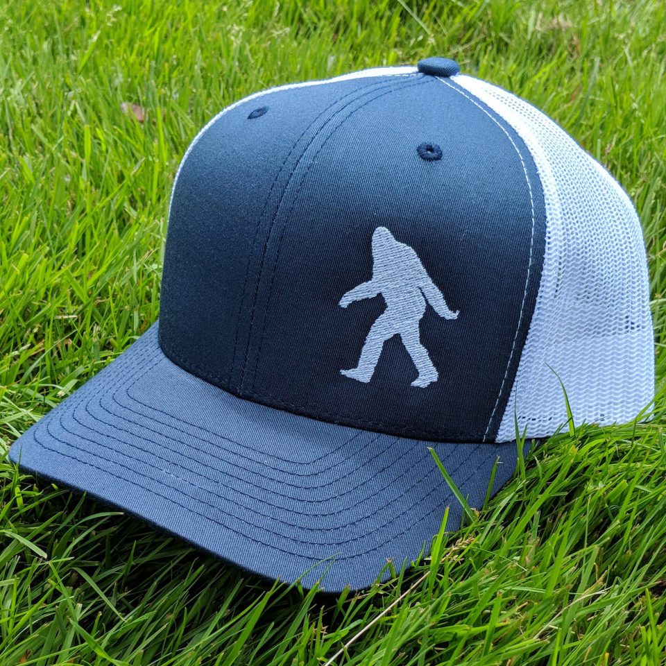 SASQUATCH SILHOUETTE | CURVED BILL TRUCKER CAP BLACK-WHITE